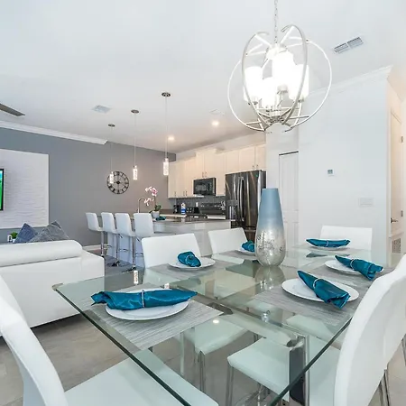 1018Jr Townhouse 4 Bedrooms & 3 Bathrooms + Pool